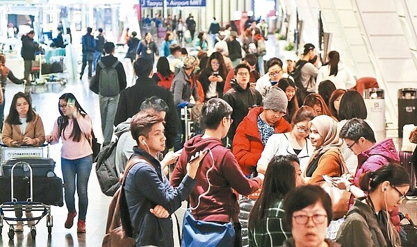 桃園機場春節期間班機與旅客爆量,桃機公司請旅客務必提早報到。 記者鄭超文/攝影
