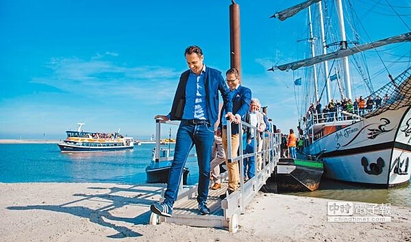 荷蘭打造的5座人工群島中,主島已開放民眾休憩,另外4座島則為野生動物保留區。(翻攝自推特影片)