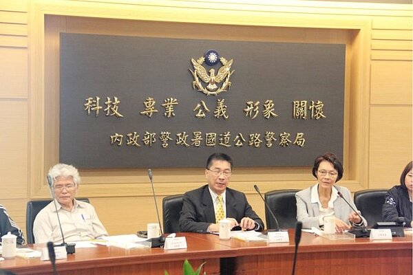 2018年12月6日內政部長徐國勇與立法委員至國道公路警察局訪視座談會場。(圖/內政部提供)