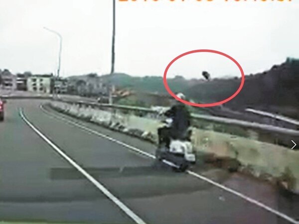 瞧瞧影片中這位機車騎士，行經汐止往基隆高架橋時，如入無人之境，竟單手任意丟擲垃圾包入基隆河，被網友砲轟沒品與離譜。 圖／取自基隆人臉書社群
