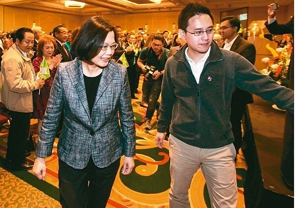 蔡英文總統(左起)與口譯哥趙怡翔。報系資料照