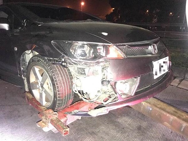 車輛撞上脫落大型輪胎皮,車體損壞。(何冠嫻翻攝)