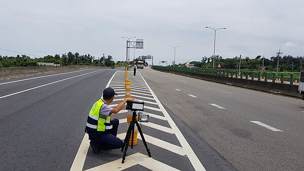 西濱公路的執法空間有限,警方只能利用入、出口匝道的槽化線測照,常有車輛擦身而過,險象環生。