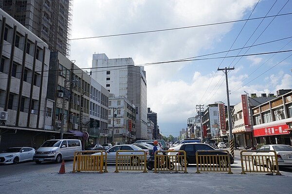 花蓮縣府要把花蓮市自由街打造成日出香榭大道，但中央2億元補助款能否保留仍有變數。