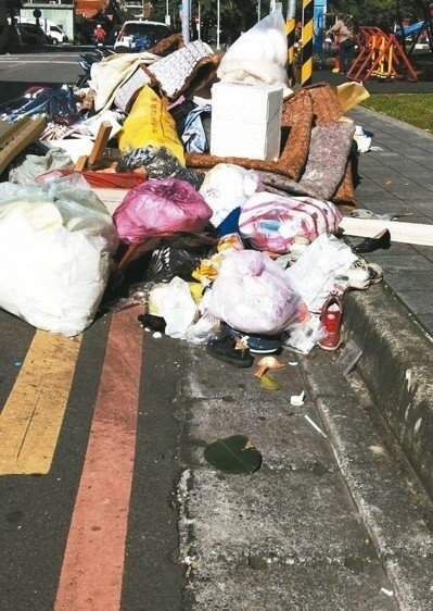 年節近，新北街頭已可見多處出現臨時垃圾堆。 圖／取自立委張宏陸臉書