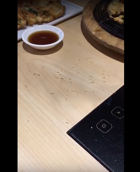 有網友在韓虎嘯用餐發現桌上滿滿都是蟲。圖/翻攝爆料公社