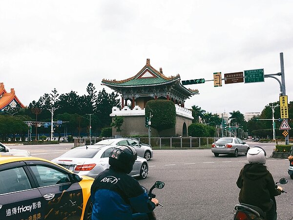 北市公車闖紅燈與紅燈右轉違規件數逐年增,又以總統府前的景福門圓環屬於違規熱區。 記者張世杰/攝影