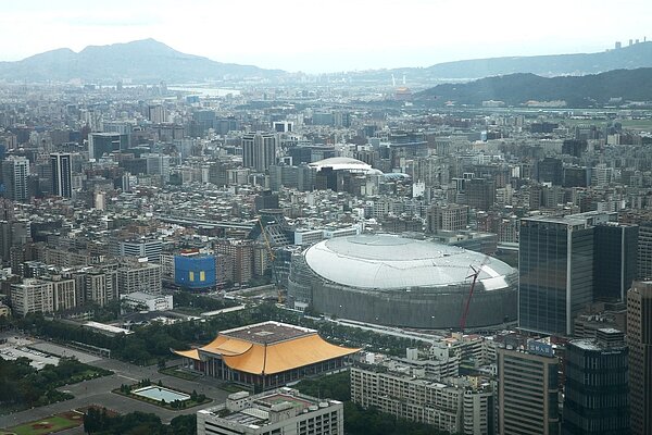 俯瞰大巨蛋，屋頂已將近撲滿。圖／聯合報系資料照片 