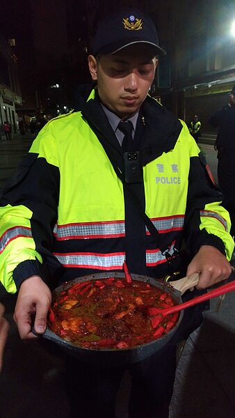 昨晚還有叫賣直播主到社區門口現炒一大鍋辣椒醬，說要請家暴男吃，並請警方轉交。記者林昭彰／攝影 