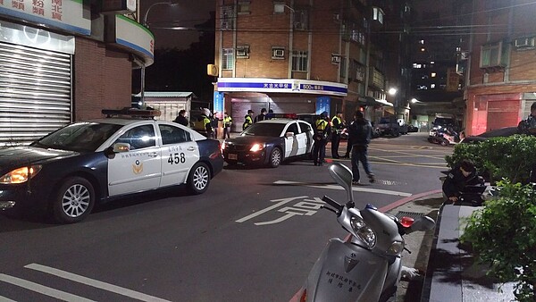 警方昨晚動員49名警力到當事人住處維持秩序。記者林昭彰/攝影