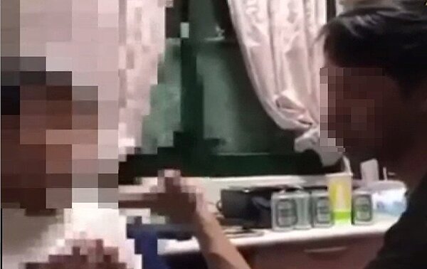 家暴虐打兒子的這名父親，今晚被網友圍毆。圖／翻攝爆料公社