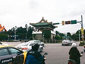 北市公車闖紅燈暴增　去年近500件