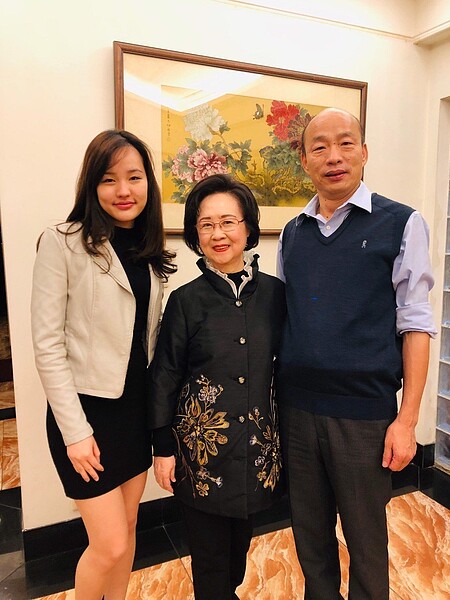 瓊瑤（中）今晚在臉書上說，今天下午終於見到她崇拜的韓國瑜市長，還見到他美麗的女兒韓冰。圖／高雄市觀光局提供