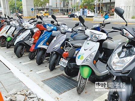 
共享機車WeMo Scooter進駐新北熱鬧路段，希望能分食雙北通勤大餅。（葉德正攝）
 