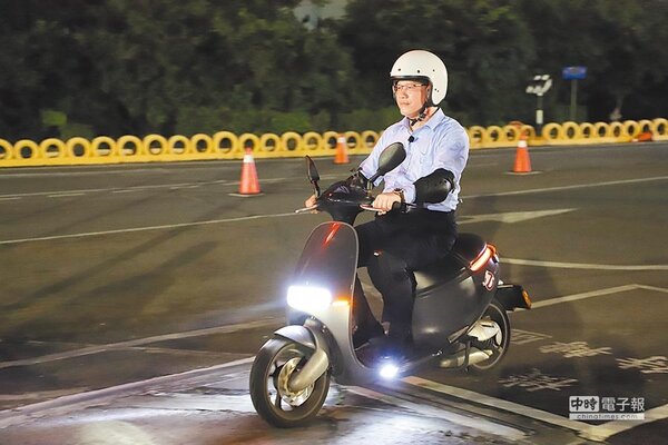 交通部長林佳龍發文提到自己「以身作則」去駕訓班學騎機車，盼不久後順利考取機車駕照。（取自林佳龍臉書）
