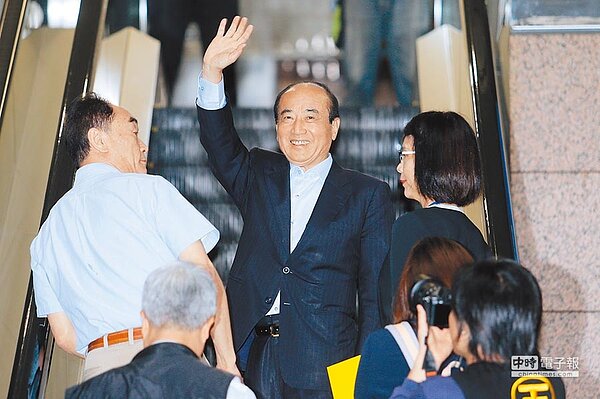 表態參選總統的前立法院長王金平（中）2日赴國民黨中央黨部與黨主席吳敦義會面，商談黨內總統初選事宜，更強調參選到底的決心。（黃世麒攝）