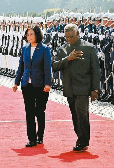 索羅門總理蘇嘉瓦瑞(右)前年訪台,蔡英文總統(左)以軍禮歡迎,今傳邦交生變。 圖/聯合報系資料照片