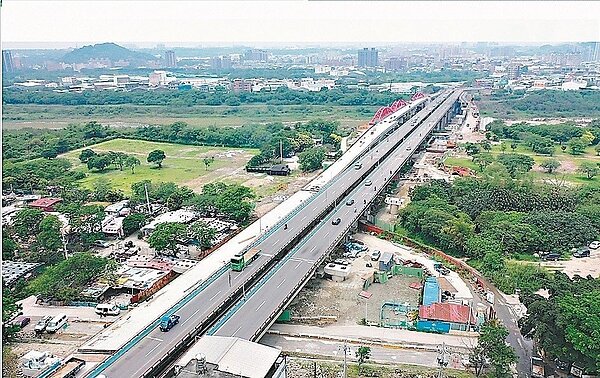 新北三鶯大橋正在施工,預計18日完成樹林佳園路段工程。 圖/工務局提供