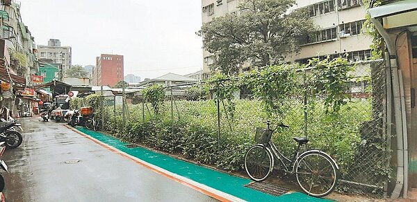 為解決短期交換學生住宿問題,台大計畫在師大夜市後方的校有地上興建國際青年會館,如今擬轉為「四方旅店」,引發當地住戶強烈不滿。 圖/居民提供聯合報