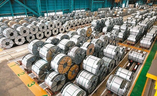 台經院調查公布3月製造業景氣燈號，仍為代表衰退的藍燈。 圖／聯合報系資料照片