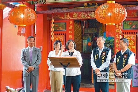 蔡英文總統(中)3日參拜雲林縣沿海廟宇,強調只要再給她多點時間,她會蓋一棟穩固實用美觀的大樓。(許素惠攝)
