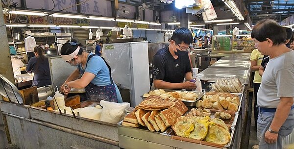 最近10年5月行情,大盤漲率上升到60%,食品、電機、電子及百貨等4類股表現強過大盤,食品及電子兩類股漲率都是80%。圖/中時資料照片