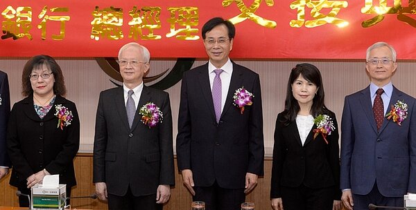 在兩性平權概念下,第一金其女性董事占比為所有金控第一高。圖為第一金控暨第一銀行舉行董事長及總經理交接典禮的畫面,右二為一銀新任總經理蔡麗雪及卸任總經理鄭美玲(左一)等一同合影。圖:本報資料照片