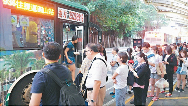 公車內發生性騷擾案時有所聞，台北市議員洪健益昨在議會質詢指出，很多公車內卻只有裝一支監視器，乘客沒有保障。 圖／聯合報系資料照片