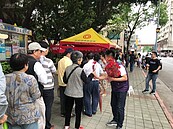 帶著居民提前過母親節　永慶房屋與仁慈里長攜手辦園遊會