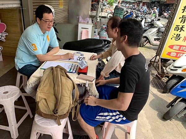 費鴻泰服務民眾(圖/翻攝費鴻泰粉絲頁)