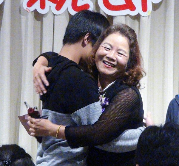 「不能讓孩子沒有媽媽！」就是這一句感動的話，讓單親媽媽王素珠除了扶養兩個女兒外，還無怨無悔，扶養兩個非親非故、從出生父母就沒辦法照顧的孩子，至今已經15年。宜蘭家扶中心今天表揚她，兩個受助孩子給大擁抱，高喊：「阿嬤我愛妳、我要孝順妳！」眼淚就掉下來，15年的照顧辛勞，化為感動的眼水，沒有血緣卻比誰都還親的的一家人，讓全場為之動容。記者羅建旺／攝影