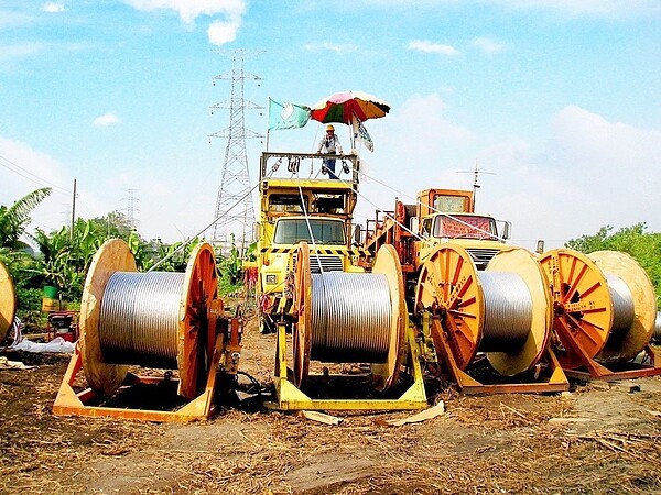 台電今年招考首度新增重車駕駛及機械操作類,未來將協助輸電線路佈設,圖為重車駕駛進行放線作業。 圖/台電提供