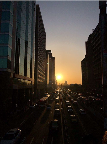 昨天下午約5點40幾分,懸日在忠孝東西路初登場。圖/民眾提供