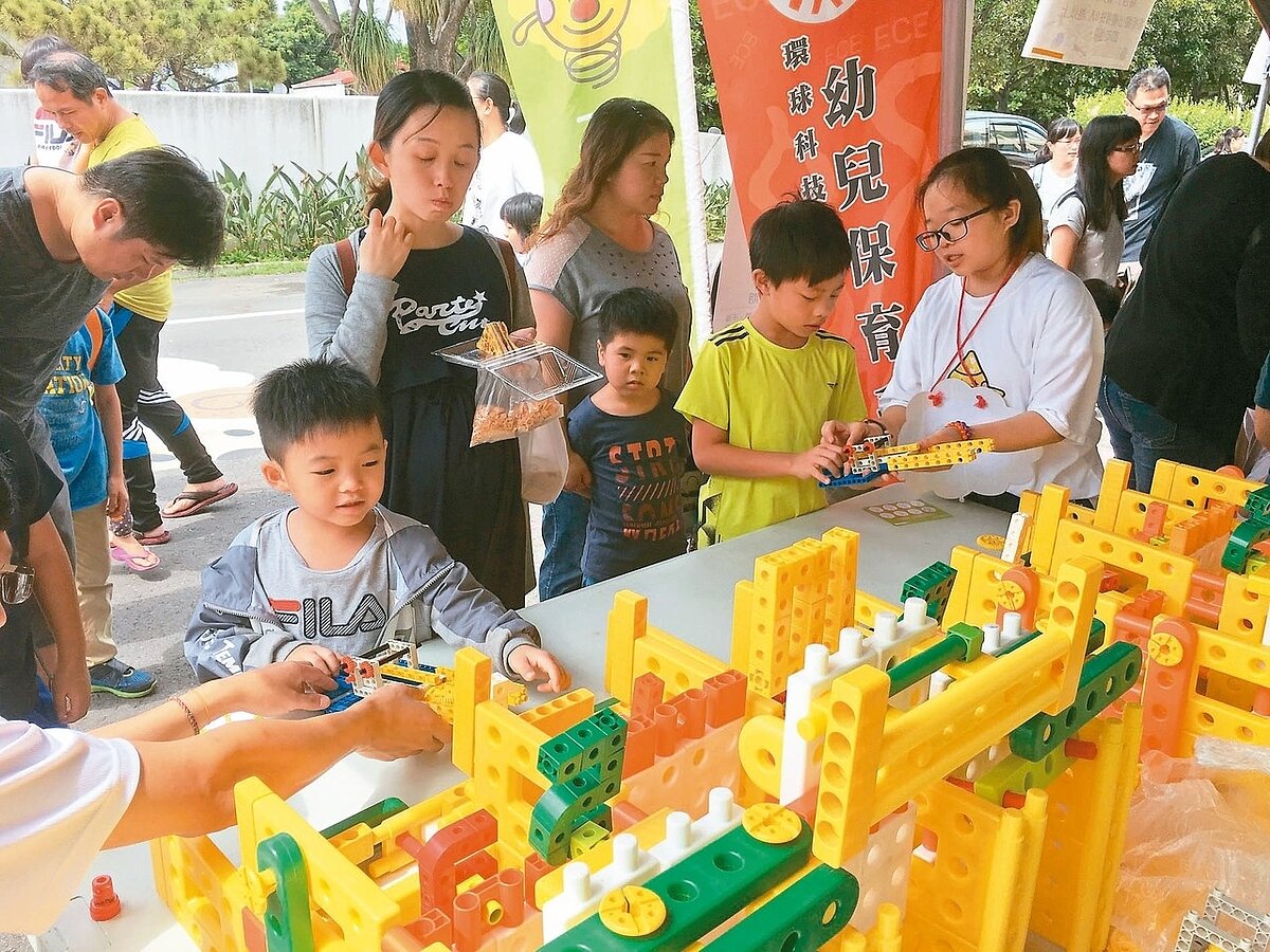 志工協助讓廢棄玩具重生，並透過玩具復活節活動深入校園，希望培養孩子愛物、惜物觀念。 記者陳雅玲／攝影