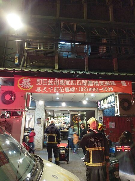 新北市板橋區一火鍋店傳出有3名店員及6名客人出現身體不適的情況，送醫後無大礙，消防人員初步調查，該火鍋疑似通風不良導致空氣流通差引起，已要求業者注意改善。記者王長鼎／翻攝