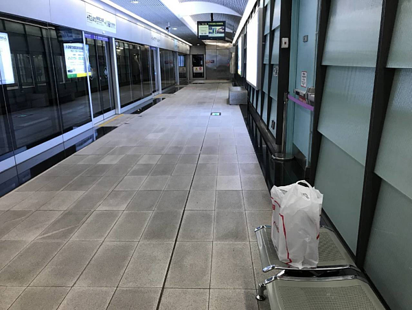 居住於高雄的65歲李姓爺爺，昨日和太太剛從大陸廣州旅遊返台，下午搭乘桃園機場捷運準備搭高鐵回高雄，沒想到過程中，發現買給其中一個孫子的智慧機器人竟不翼而飛，焦急向警方求助，所幸警方迅速協助找回，讓李爺爺十分感動。圖／警方提供