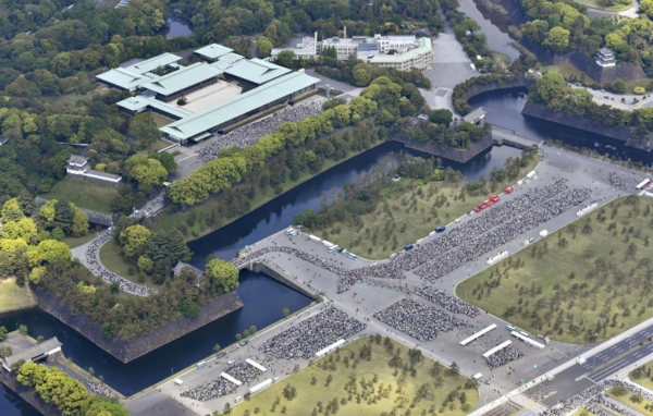 日本天皇德仁4日首度接受民眾參賀，空拍圖顯示東京皇居內外大排長龍。路透