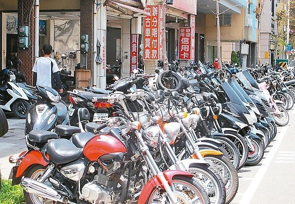 中古汽機車汰舊換新減徵新車貨物稅,購新車需登記為同一人、或配偶或二親。