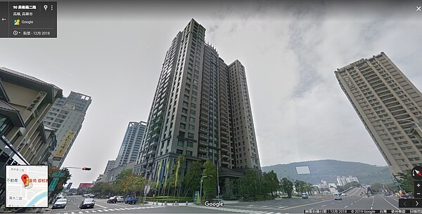 高雄美術館周邊豪宅「御桂園林」傳出慘賠千萬。(圖/擷取自Google Maps)