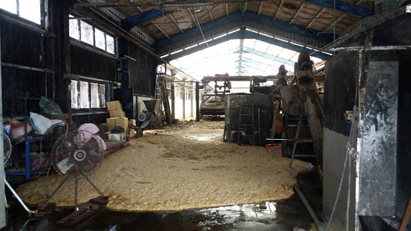 台東縣廚餘堆肥廠因廚餘量增加，導致前天廠區內前處理區與濾水區的擋土牆不堪負荷倒塌，廚餘堆像土石流外溢廠區內。 圖／台東縣環保局提供