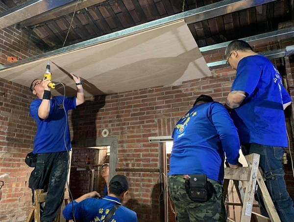 苗栗縣山城救難協會昨天、今天動員，整修椅子阿婆住處。圖／湯富成提供