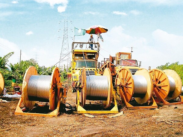 台電今年招考首度新增重車駕駛及機械操作類,未來將協助輸電線路佈設,圖為重車駕駛進行放線作業。 (圖/台電提供)