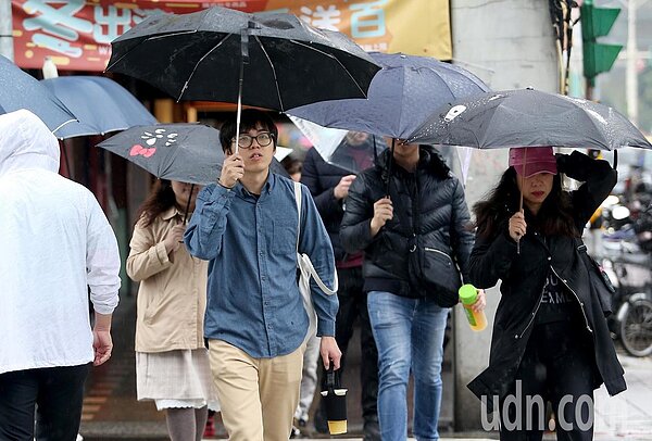中央氣象局說,今天受南方雲系持續影響及鋒面接近,各地降雨機率偏高。