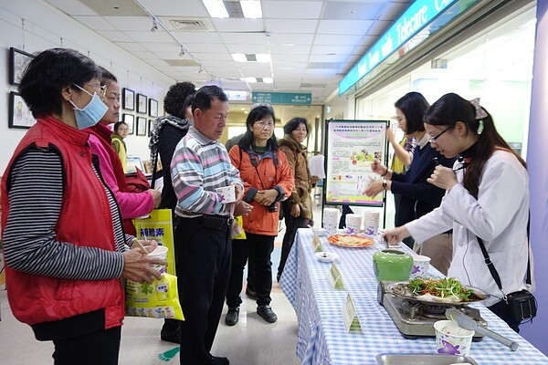 據統計，全台僅四成營養師在醫院執業 ，其餘不是在學校廚房、健身房就是自行開業。圖為醫院營養師教民眾烹煮健康年菜。