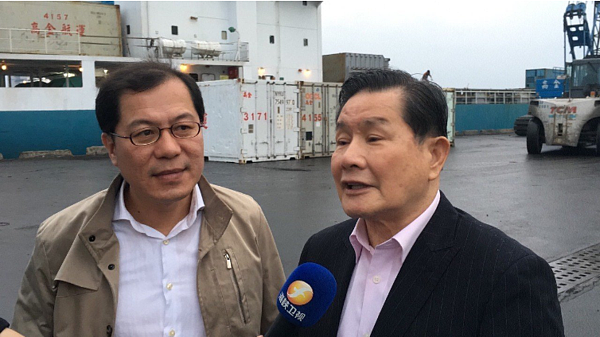 高雄市農產品又要出口到大陸了,高雄市農業局長吳芳銘(左)今天傍晚特地到高雄18號碼頭,又有一批生鮮水果要運到大陸。圖/高雄市農業局提供