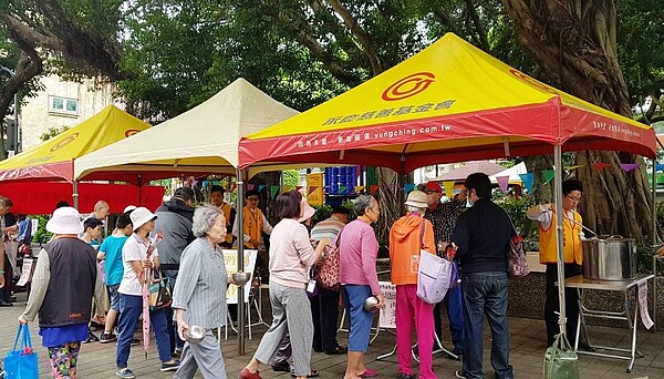 永慶房屋提供帳篷等人力物力,協助各社區舉辦近300母親節活動,展現十足的服務熱誠。(圖/永慶房屋提供)