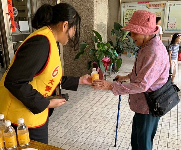 永慶房屋關懷服務無所不至,免費提供飲品給參與活動的社區媽媽。(圖/永慶房屋提供)