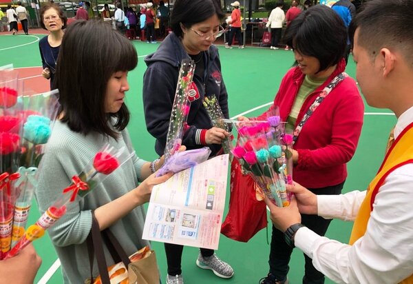 永慶房屋走遍雙北社區共渡母親節，贈送約8萬朵康乃馨。（圖／永慶房屋提供）
