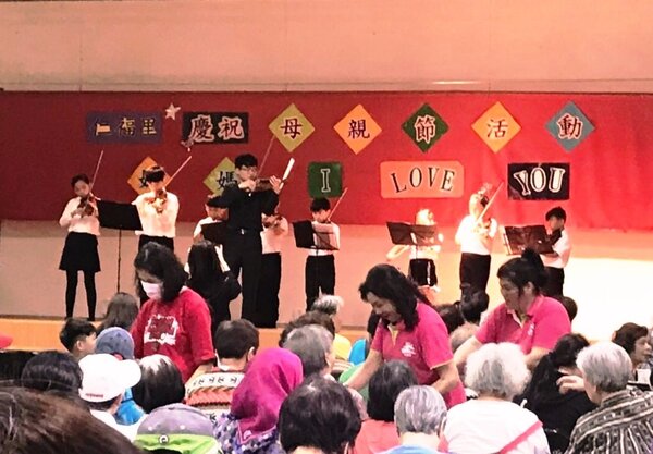 南港仁福里舉辦母親節音樂會，社區大小朋友一同用樂聲感受母親節溫馨。（圖／永慶房屋提供）