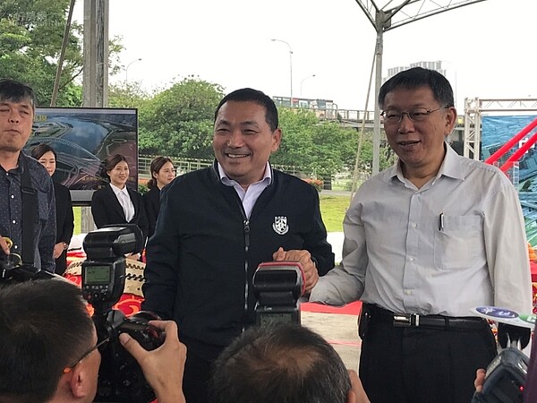 中正橋改建6日開工,台北市長柯文哲和新北市長侯友宜握手致意。李彥穎攝